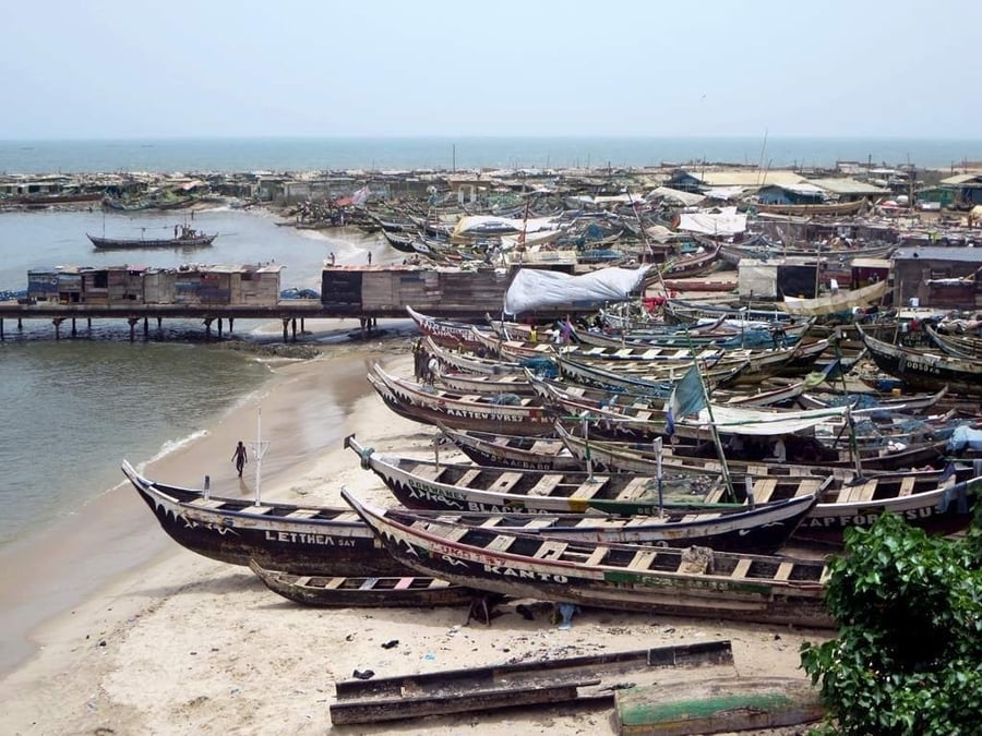 Il porto dei pescatori di Jamestown — Centinaia di piroghe colorate ai piedi del quartiere di James Fort