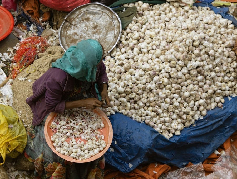 Mercato di Addis Mercato — Montagne d'aglio in uno dei mercati più grandi d'Africa