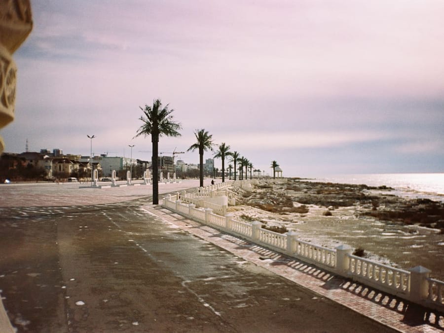 Il lungomare sul Caspio — Palme e mare aperto dove finisce la steppa
