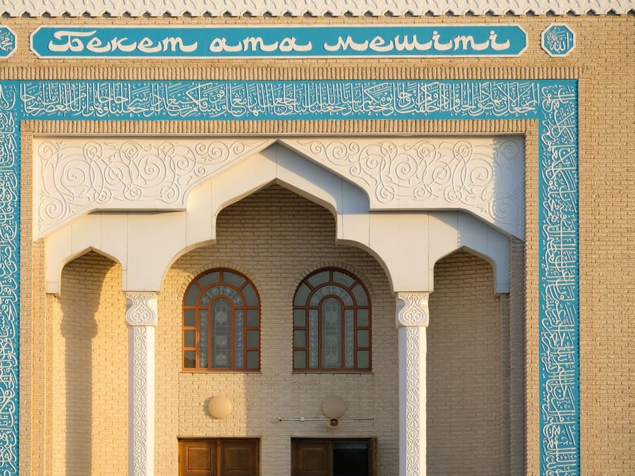 La moschea — Geometrie d'ingresso contro il cielo del Caspio