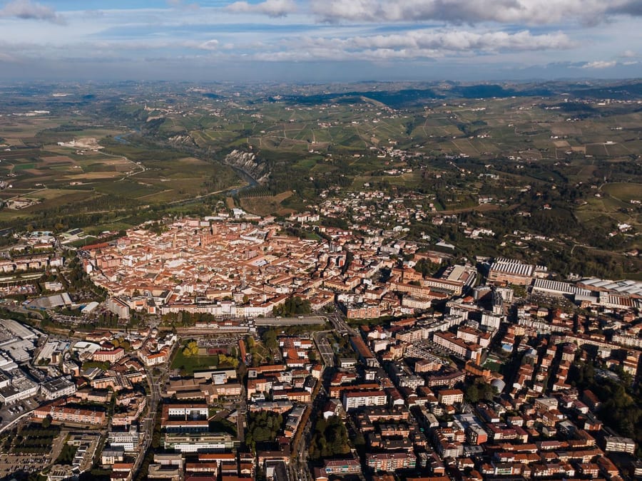 Alba e le sue colline — La città in fondo, e intorno le Langhe