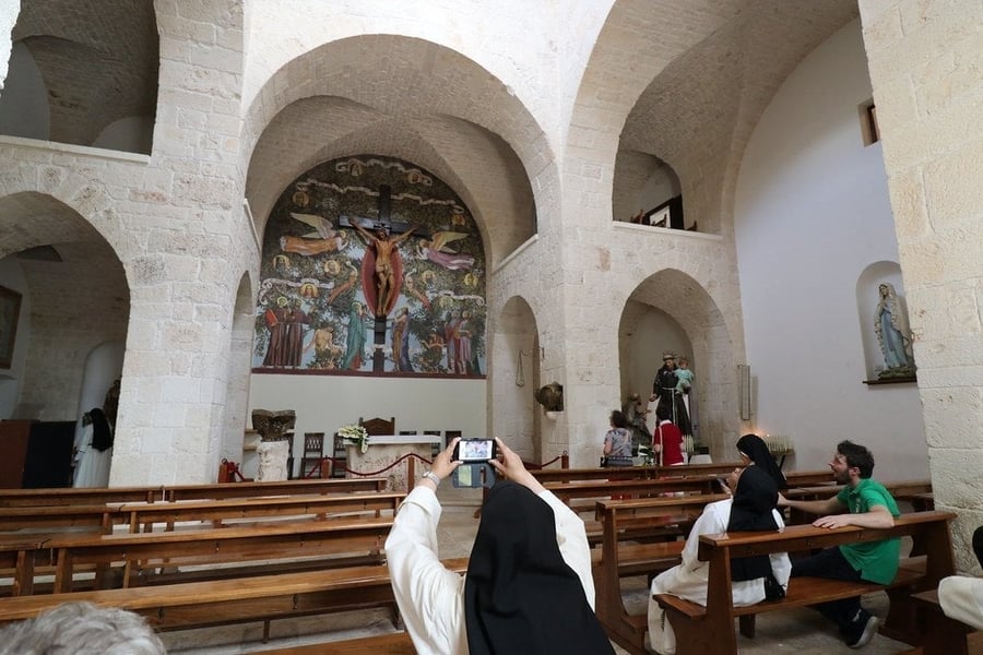 Chiesa di Sant'Antonio — L'interno sobrio dell'unica chiesa al mondo a forma di trullo