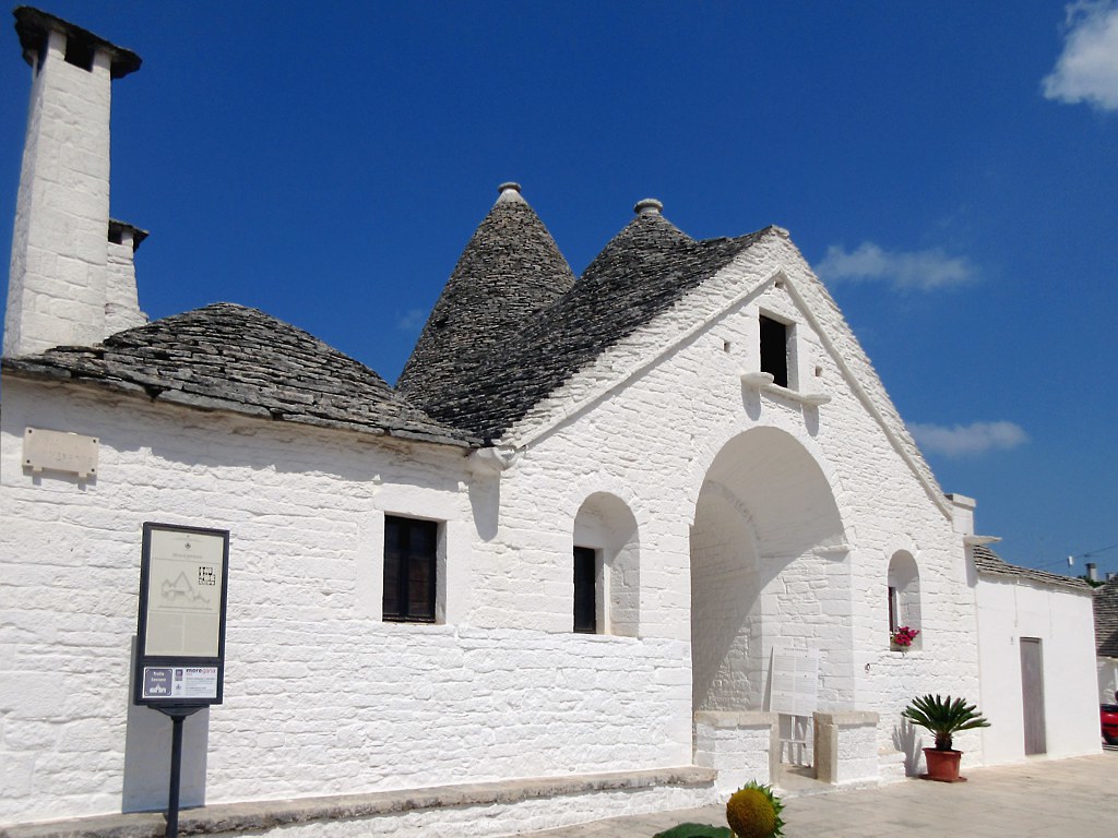 Trullo Sovrano — Uno dei pochissimi trulli a due piani, costruito per una famiglia di notabili
