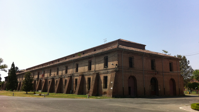 Un edificio della Cittadella — Uno degli edifici in mattoni all'interno della fortezza, con i contrafforti alla base