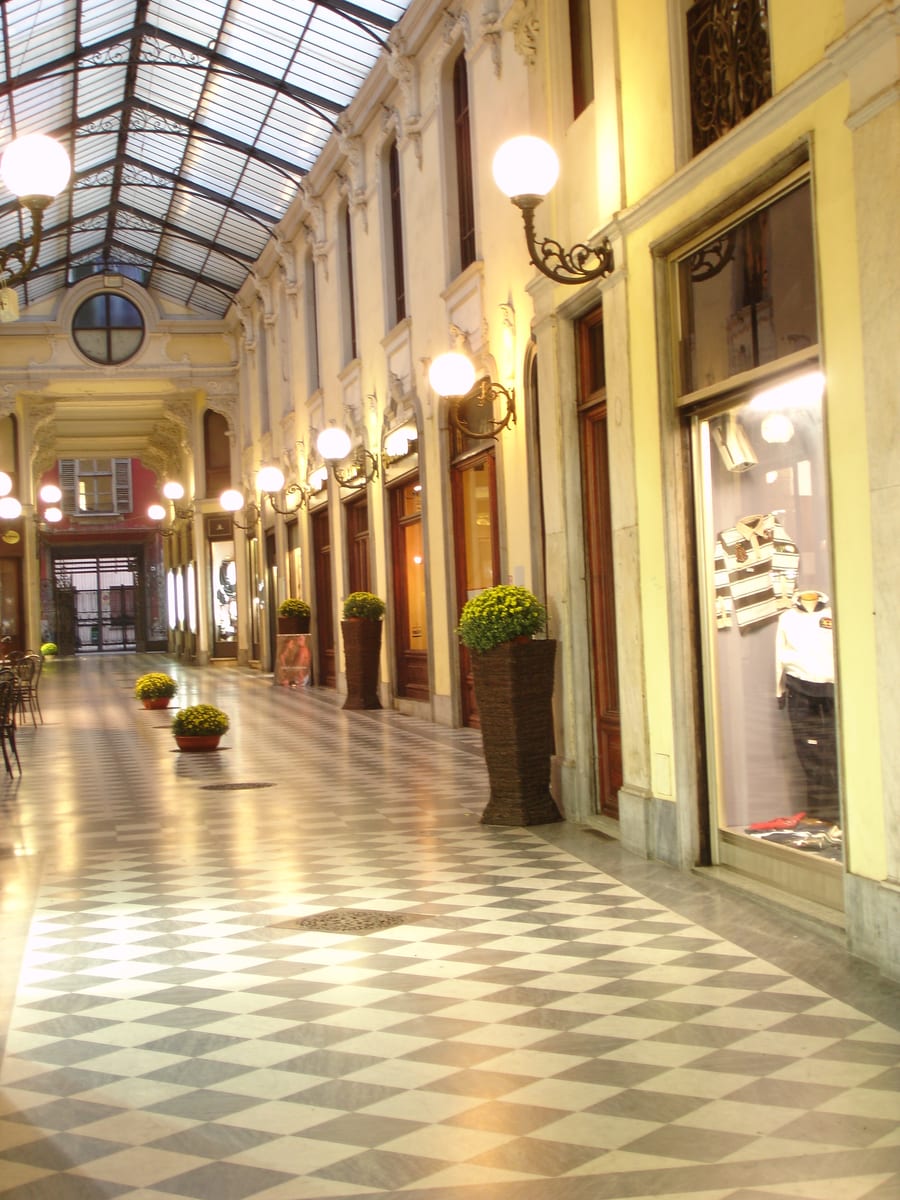 Galleria Guerci — Il passaggio coperto con il pavimento a scacchi nel centro della città