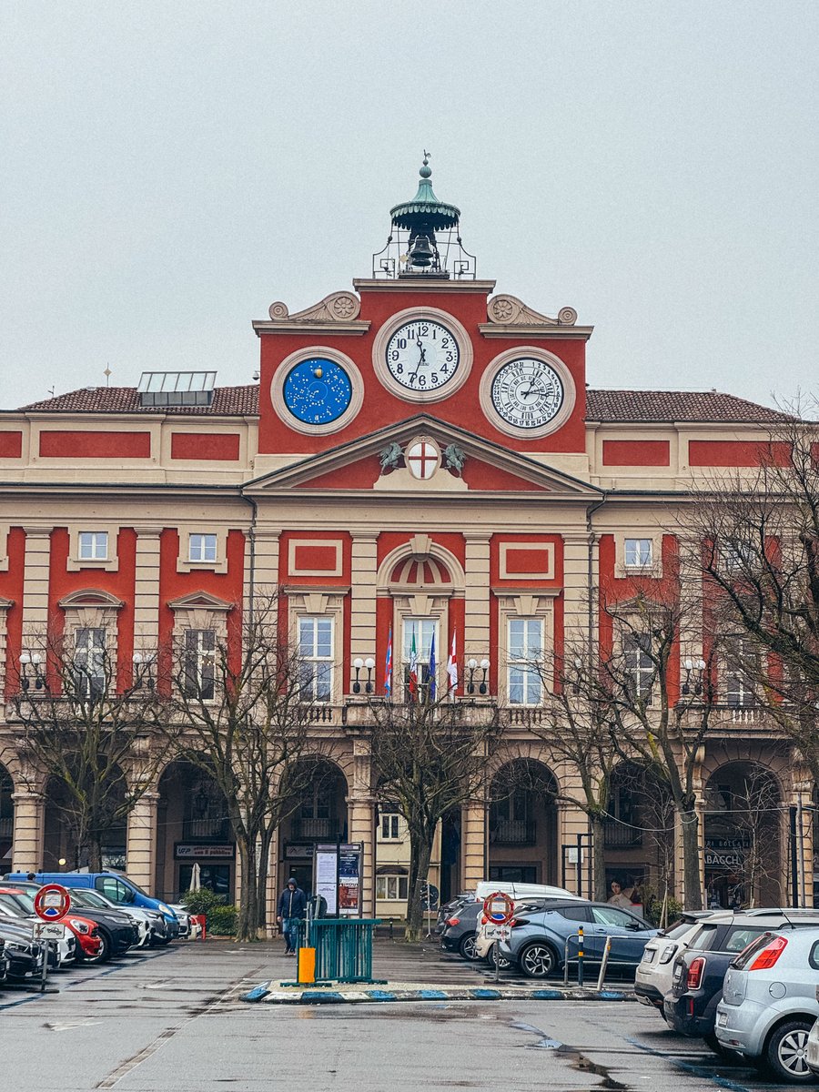 Palazzo Rosso — Il municipio color mattone, con un orologio a tre quadranti sulla facciata