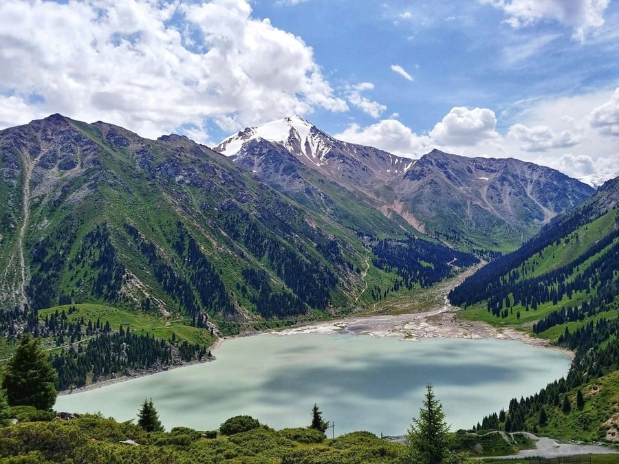 Grande Lago di Almaty — Le acque turchesi ai piedi del Tian Shan, a 2500 metri sopra la città