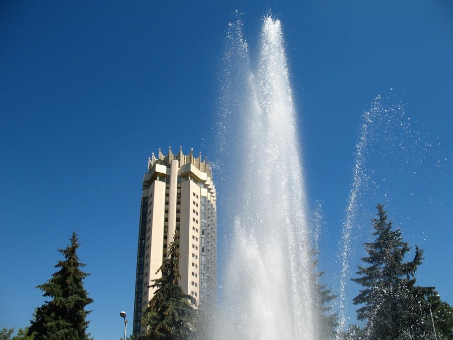 Hotel Kazakhstan — Il grattacielo sovietico con la corona a motivi kazaki diventato il simbolo della città