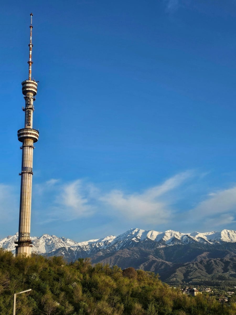 Kok-Tobe — La collina panoramica con la torre TV che domina Almaty dall'alto