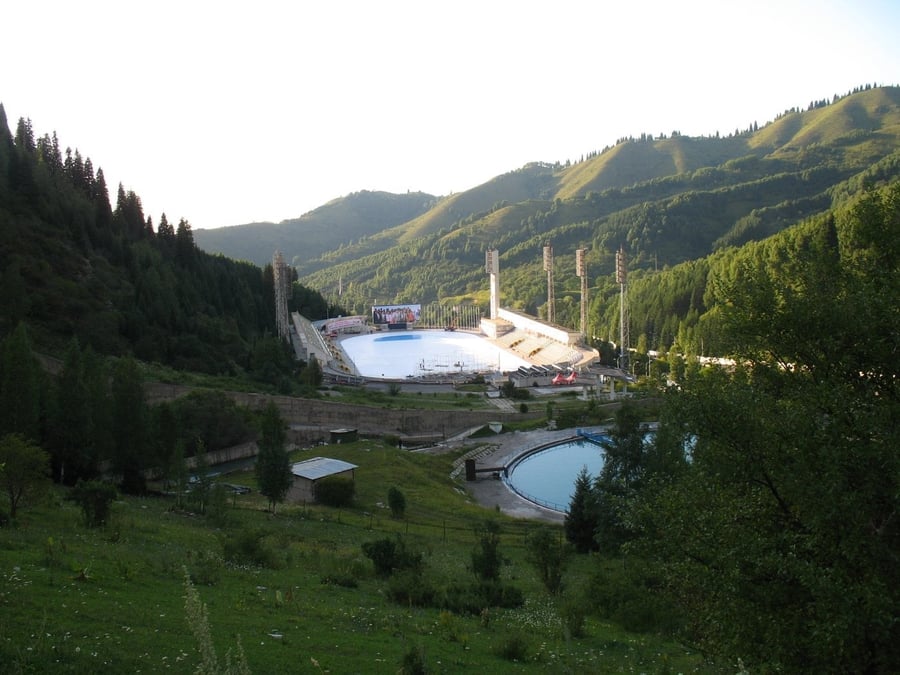 Medeu — La pista di pattinaggio più alta del mondo, incastonata in una valle di montagna