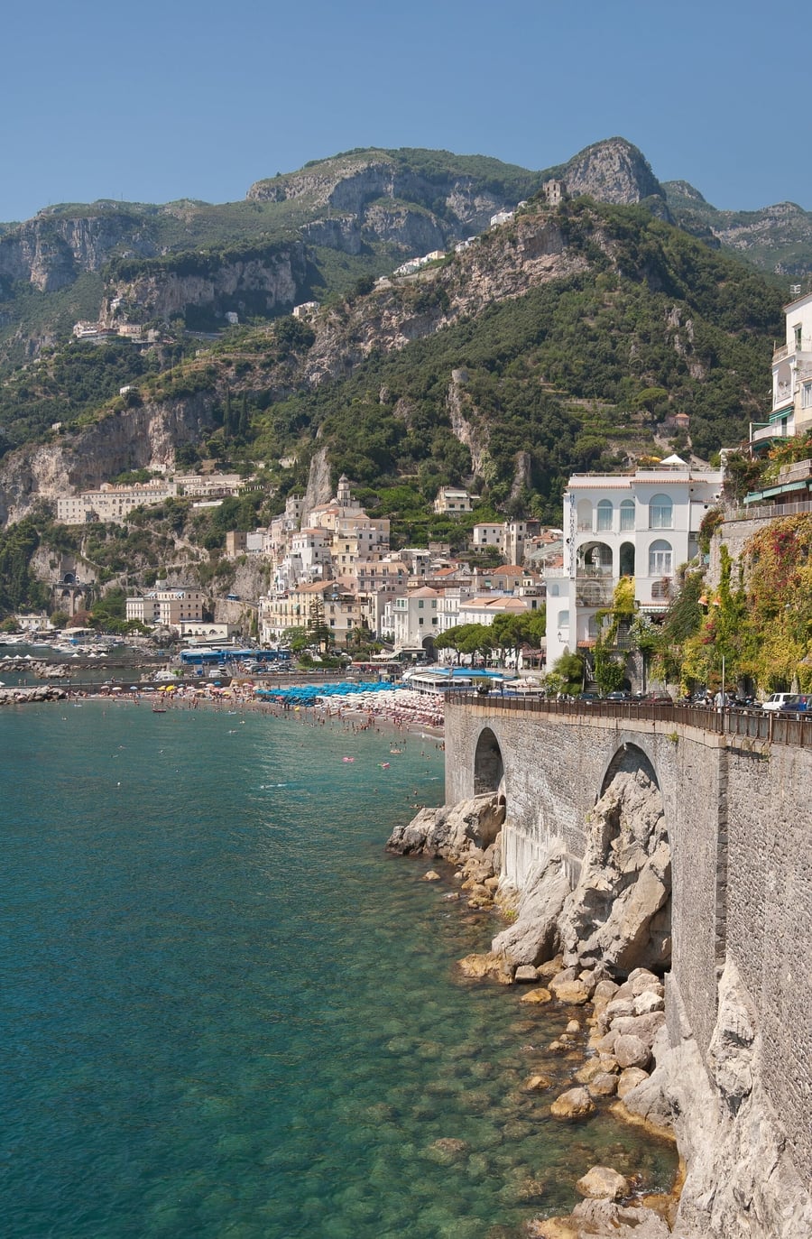 La costiera vista dal mare — Il profilo di Amalfi tra scogliera e acqua