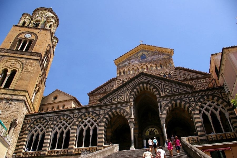 Il Duomo di Sant'Andrea — La scalinata che domina la piazza