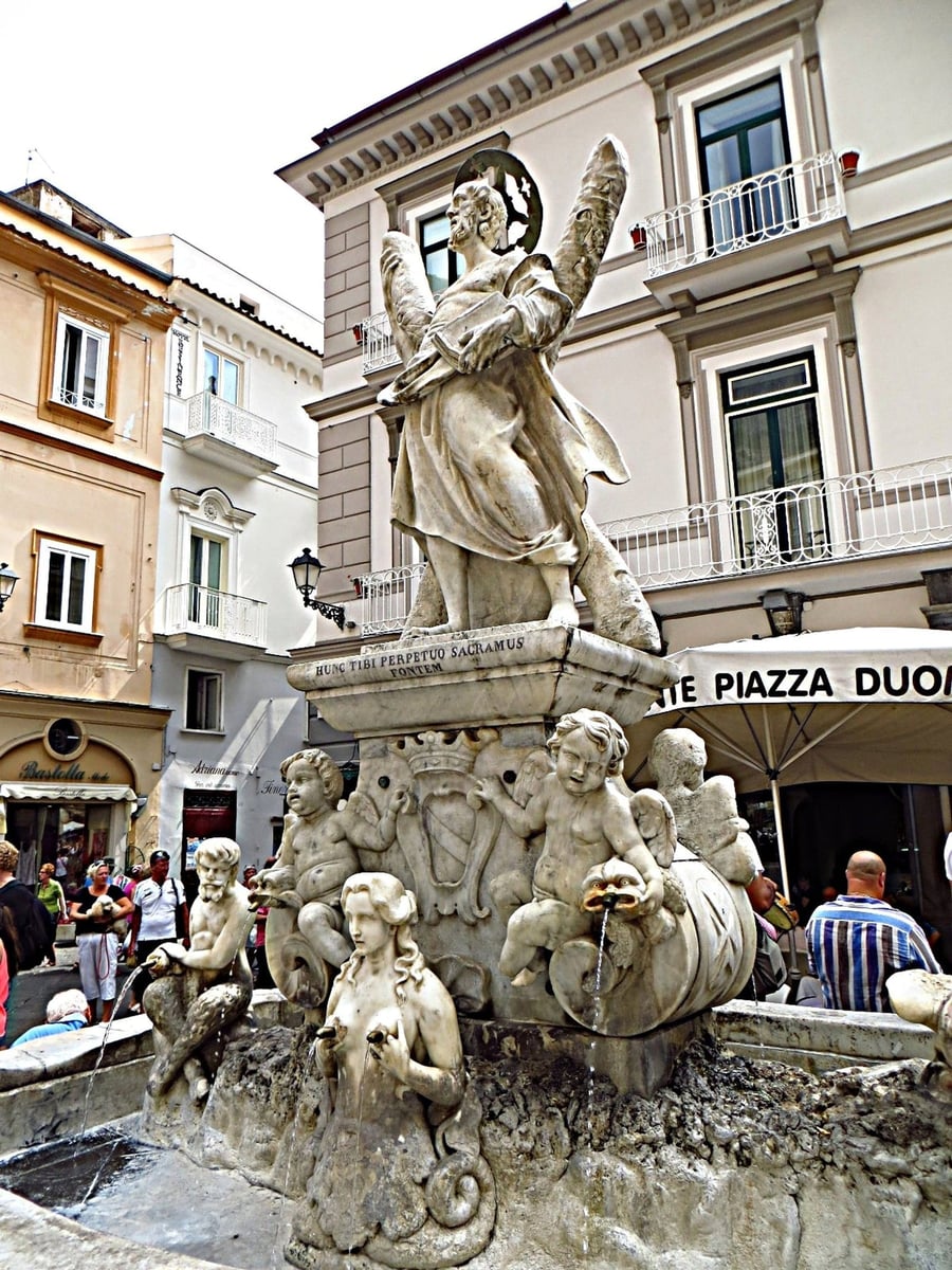 La Fontana di Sant'Andrea — La fontana settecentesca all'ingresso di Piazza Duomo