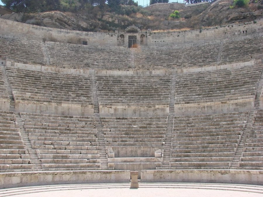 Il Teatro Romano — Seimila posti scavati nella collina nel II secolo