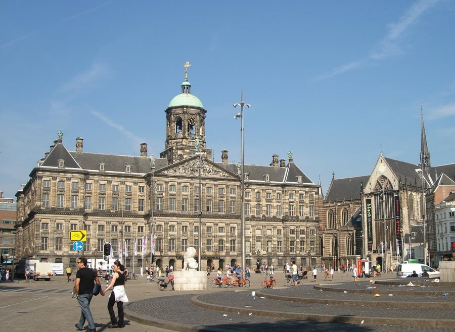 Dam Square — Il cuore della città dal Duecento