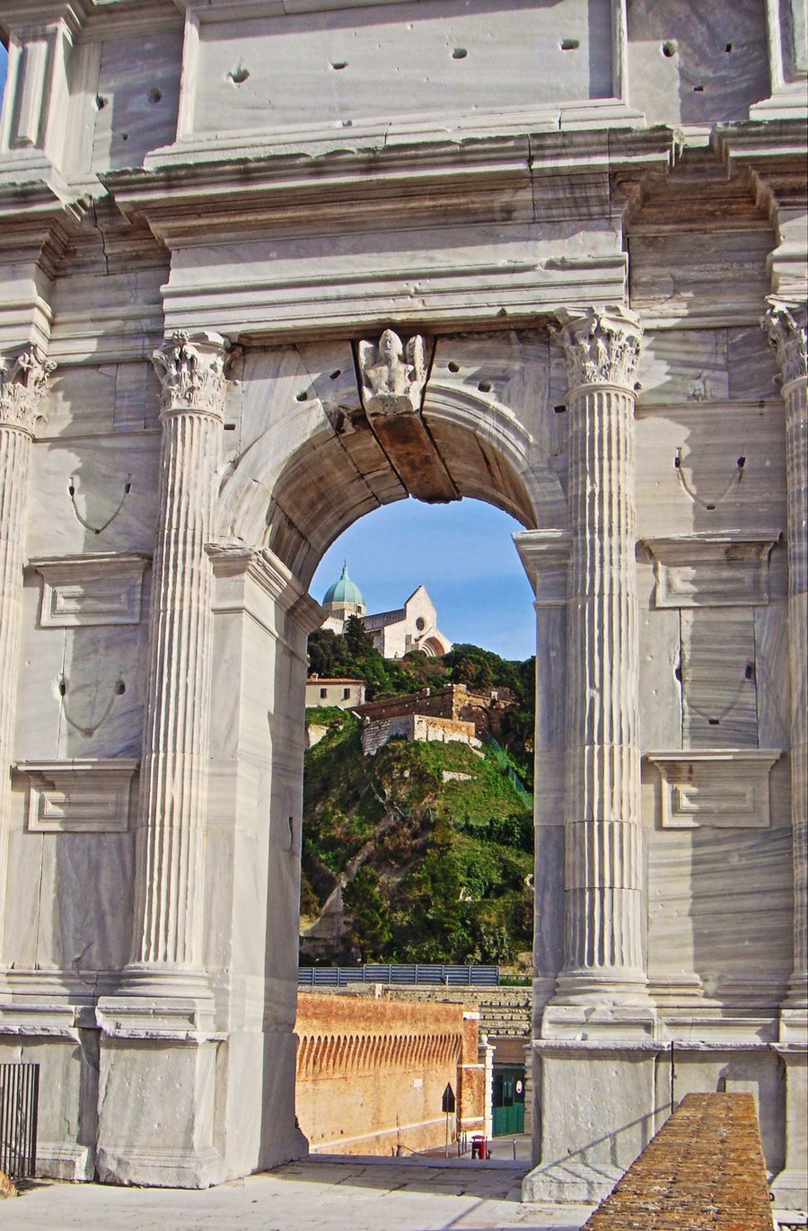 L'Arco di Traiano — L'arco marmoreo eretto nel 115 d.C. in onore dell'imperatore, all'ingresso del porto