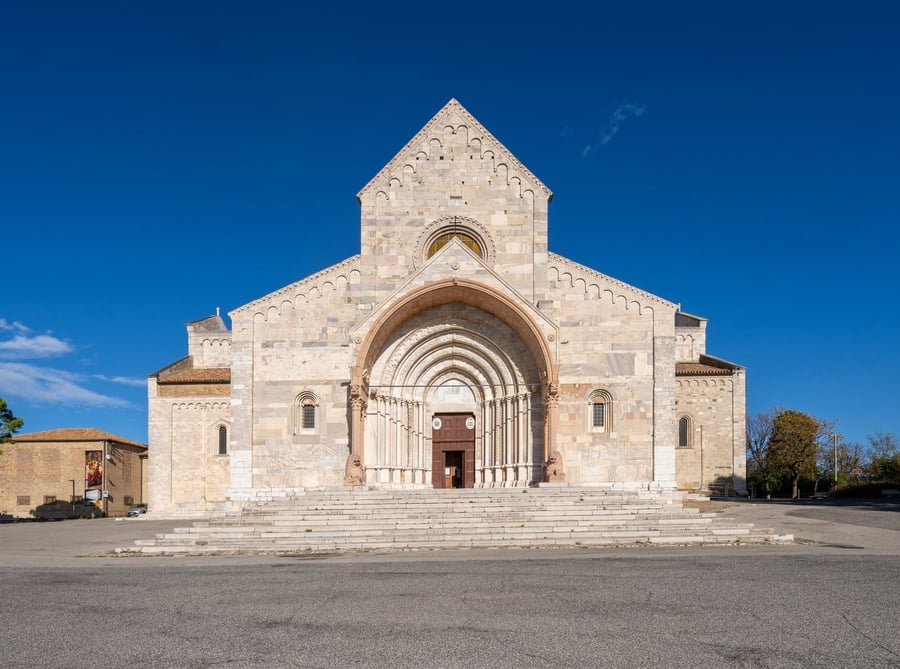 Il Duomo di San Ciriaco — La cattedrale romanico-gotica sul Monte Guasco, tra pietra bianca e cielo blu