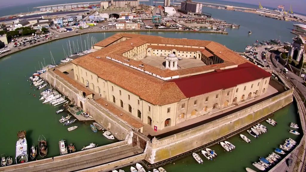La Mole Vanvitelliana — L'isola artificiale a forma di pentagono progettata da Vanvitelli nel Settecento