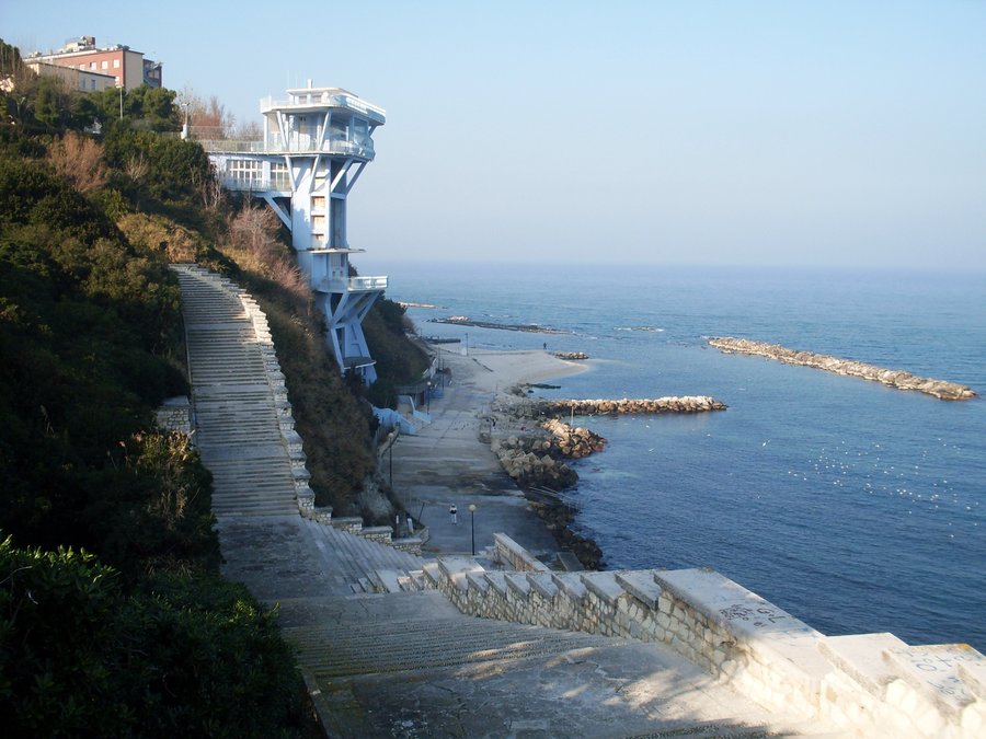 Il Passetto — La scalinata bianca tra le scogliere che scende verso le spiagge e il mare