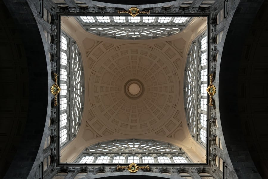 Stazione Centraal — La cattedrale ferroviaria con la cupola in vetro e acciaio