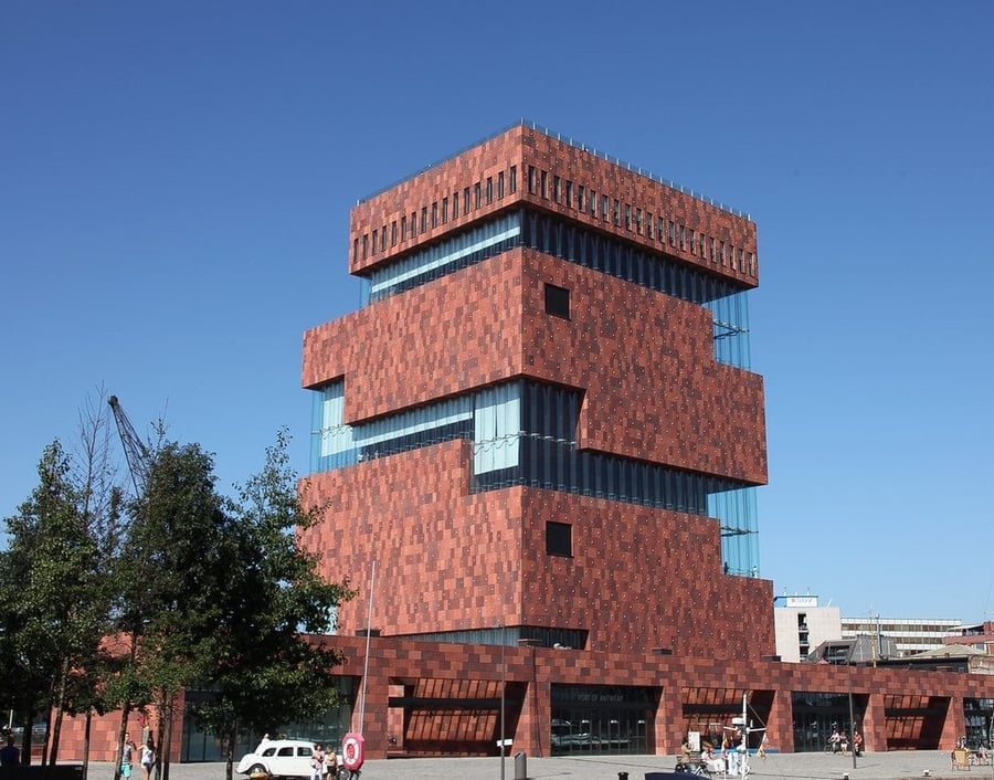 MAS - Museum aan de Stroom — La torre di arenaria rossa e vetro sul vecchio bacino portuale