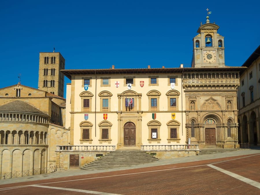 Le facciate di Piazza Grande — Un palazzo per ogni secolo, uno accanto all'altro