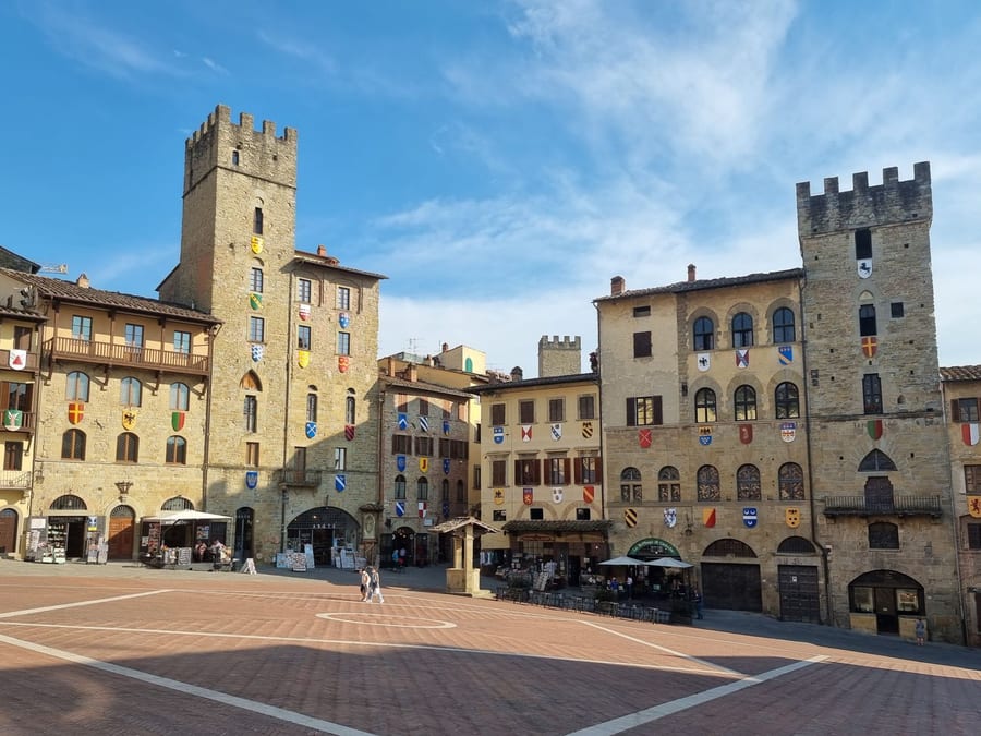 Piazza Grande — La piazza in pendenza, che non è mai stata raddrizzata