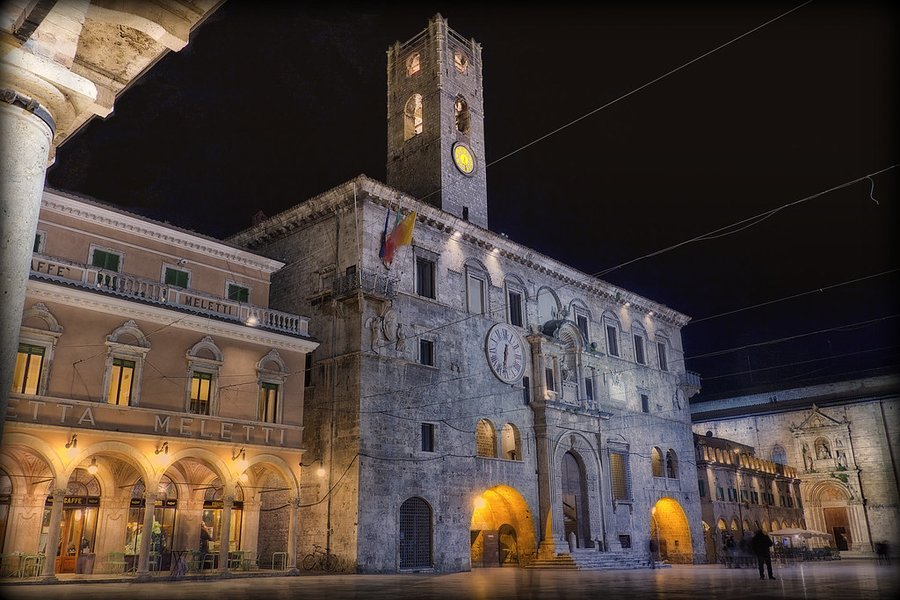 Il Palazzo dei Capitani del Popolo — La torre civica illuminata su Piazza del Popolo