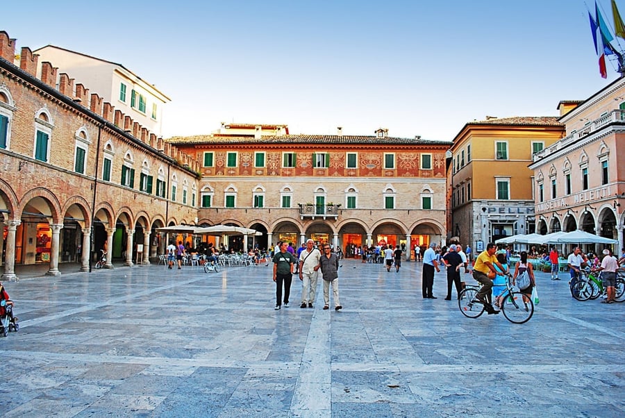 Piazza del Popolo — Il salotto di travertino della città