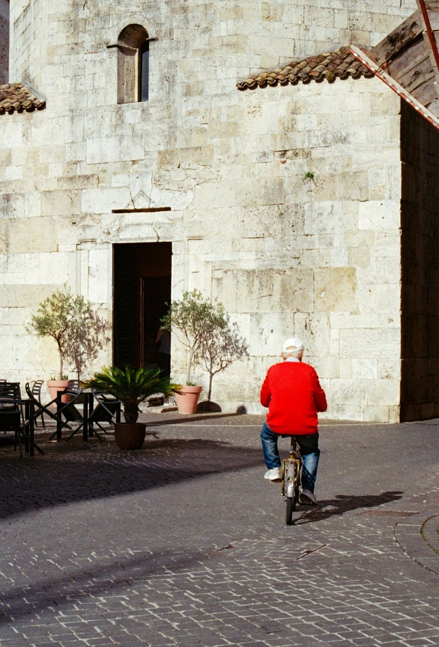 Tra le pietre del centro storico — Travertino e sole tra le vie della città vecchia