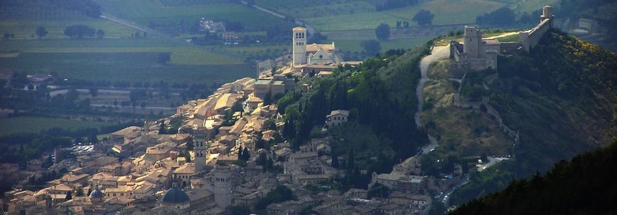 Assisi dall'alto — Il profilo della città sul fianco del Subasio