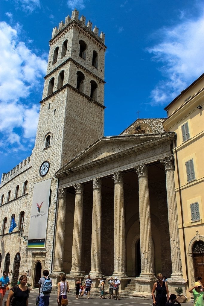 Piazza del Comune — Il Tempio di Minerva tra le colonne romane