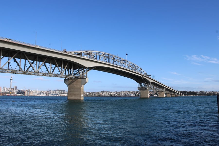 L'Auckland Harbour Bridge — L'arco d'acciaio che unisce le due sponde del porto
