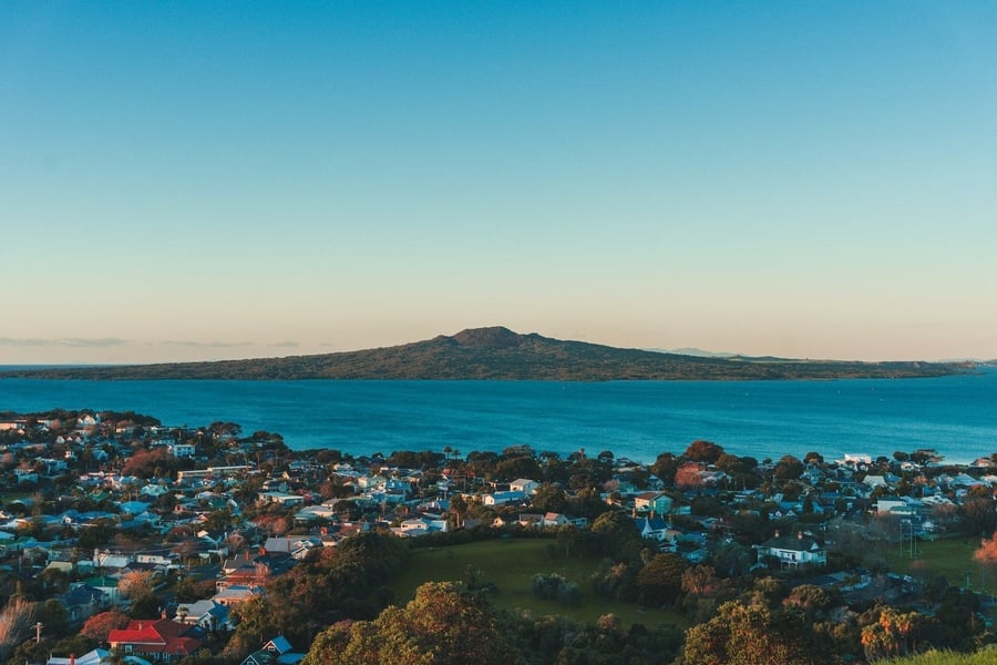 L'isola vulcanica di Rangitoto — Il cono simmetrico che domina l'orizzonte del golfo di Hauraki