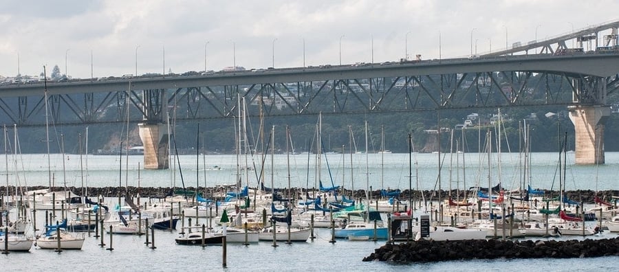 La marina di Westhaven — Migliaia di vele ormeggiate ai piedi dello skyline