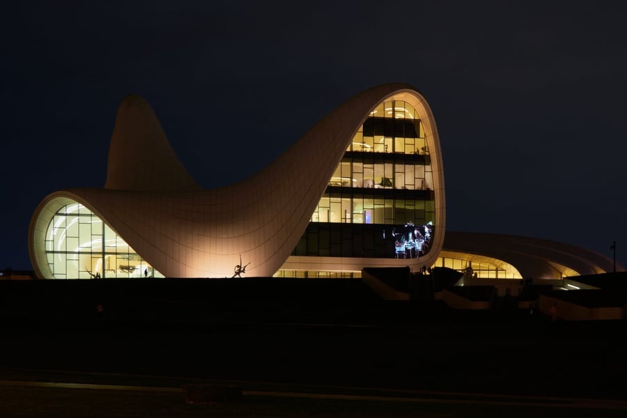 L'Heydar Aliyev Center — Le onde bianche disegnate da Zaha Hadid