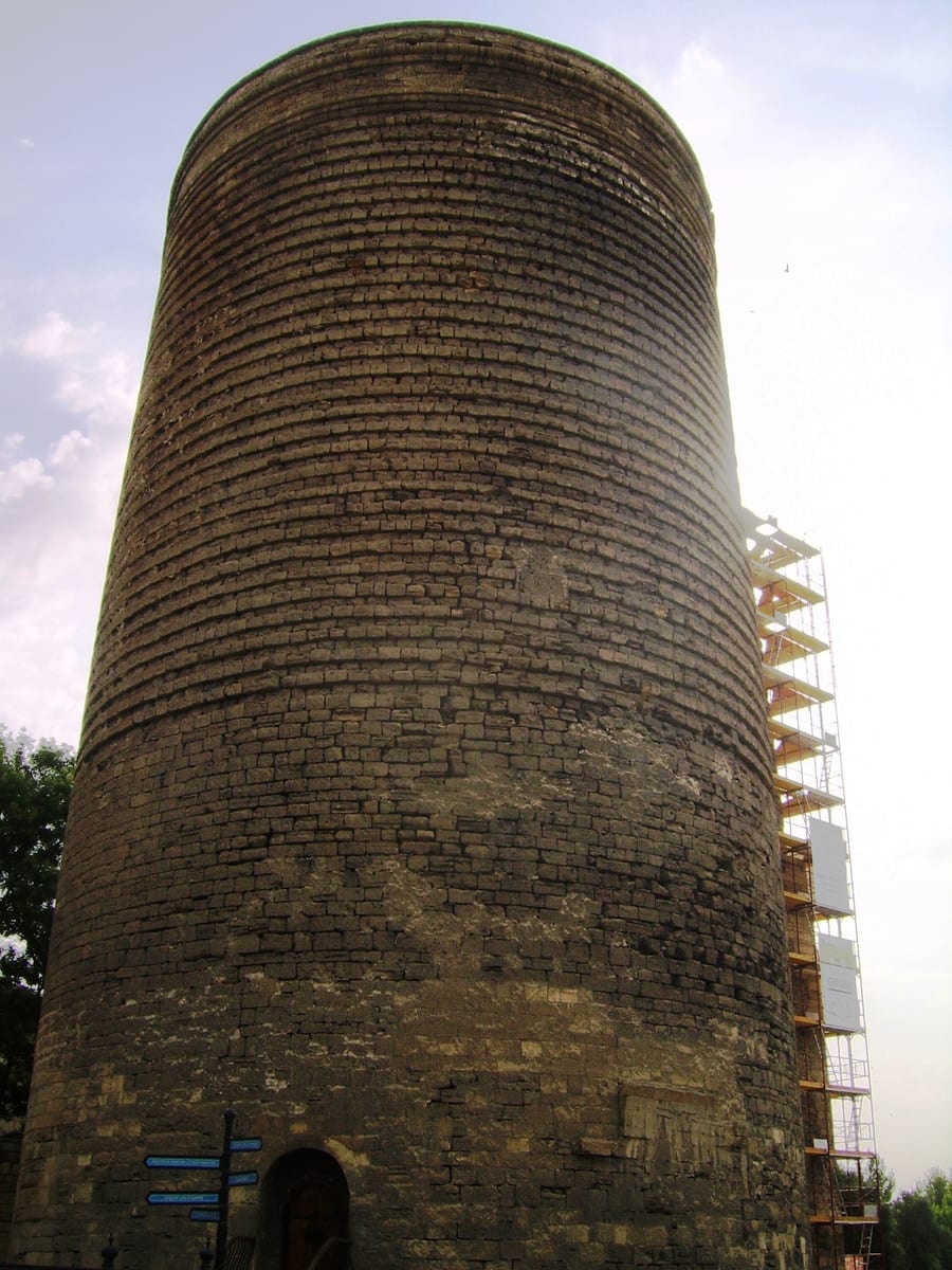 La Torre della Vergine — Il simbolo di pietra della città vecchia