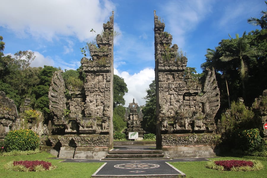 Il candi bentar — La porta spaccata in due
