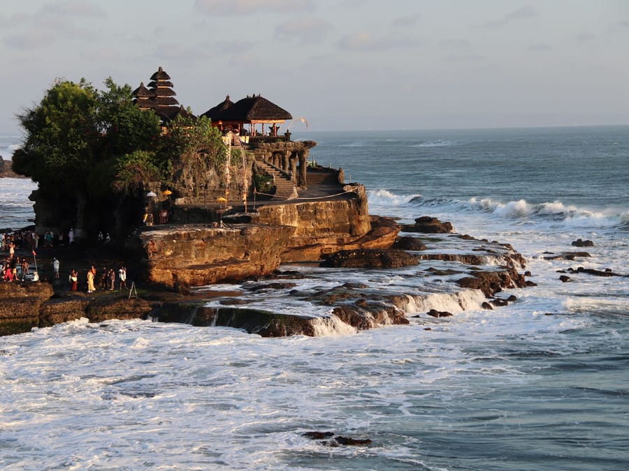 Tanah Lot — Il tempio sullo scoglio, raggiungibile con la bassa marea