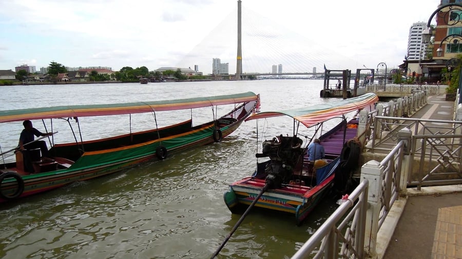 Fiume Chao Phraya — Barche a coda lunga tra i due argini della città