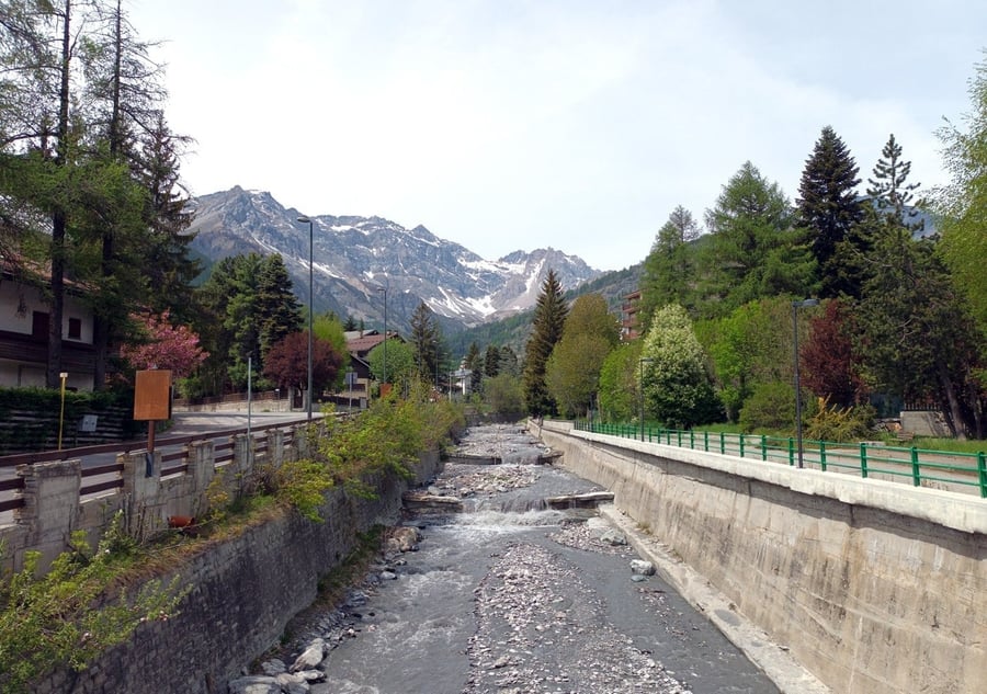 Il torrente nell'alta Val di Susa — Le acque limpide che scendono dalle Alpi Cozie in mezzo al paese
