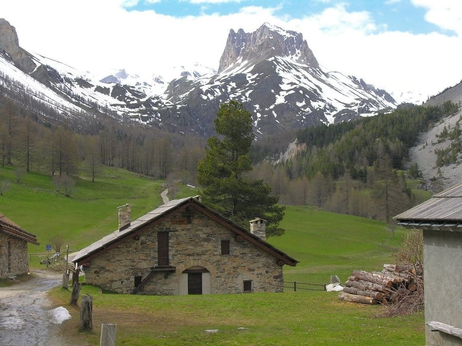 La valle verso il confine — Lo sguardo verso le montagne che separano l'Italia dalla Francia