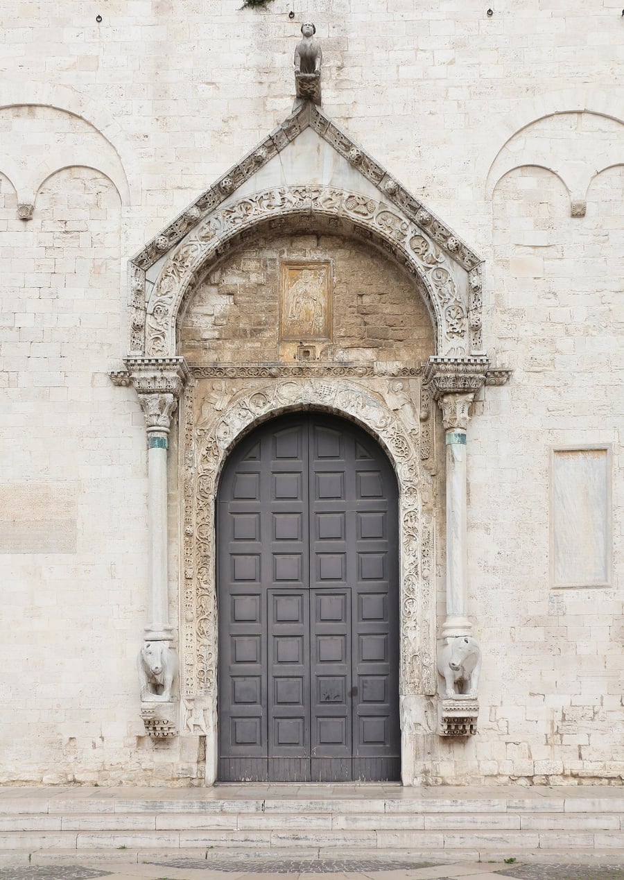 Basilica di San Nicola — Il portale della basilica normanna