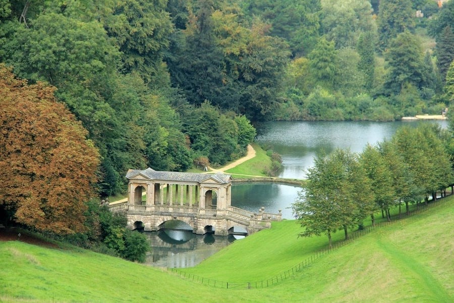 Prior Park — The Palladian bridge among scenic gardens