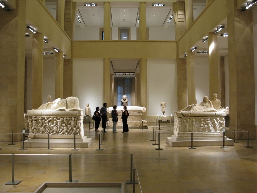 Museo Nazionale di Beirut — Sarcofagi romani nella sala principale