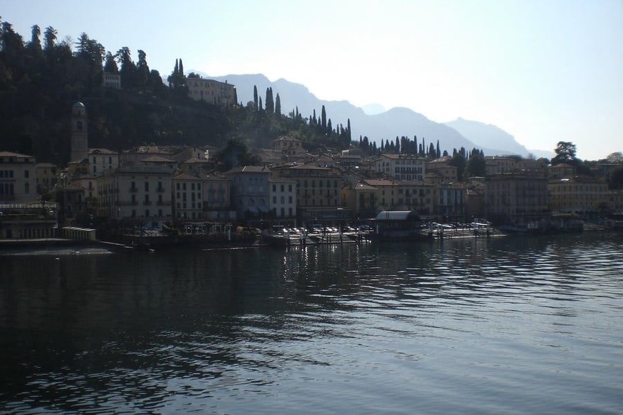 Bellagio dal traghetto — Il borgo controluce visto dall'acqua all'arrivo