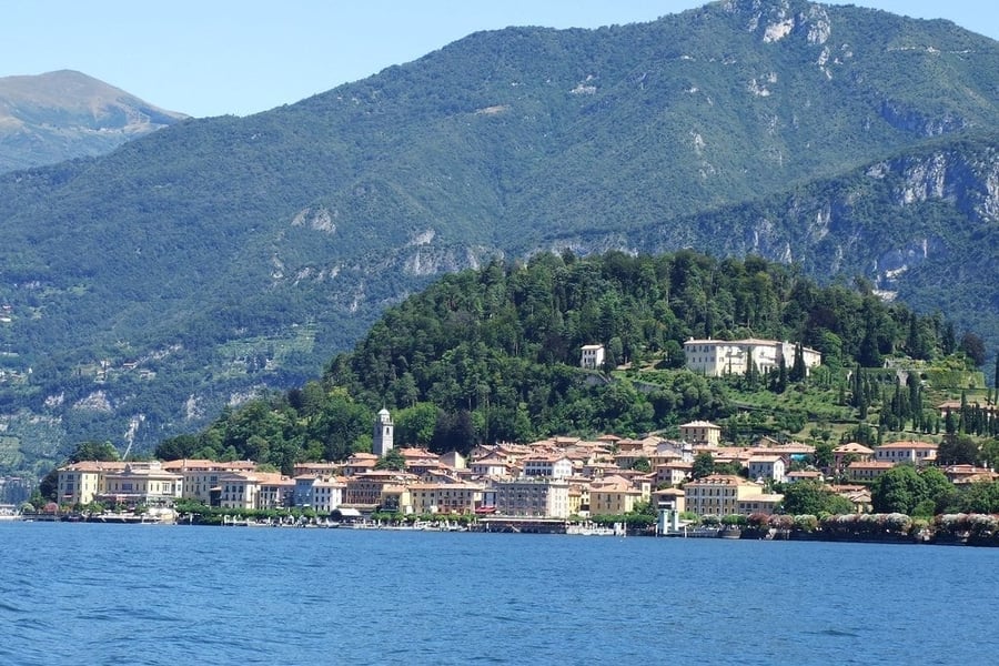 Il promontorio di Villa Serbelloni — Il borgo visto dal lago, con il parco della villa sulla collina