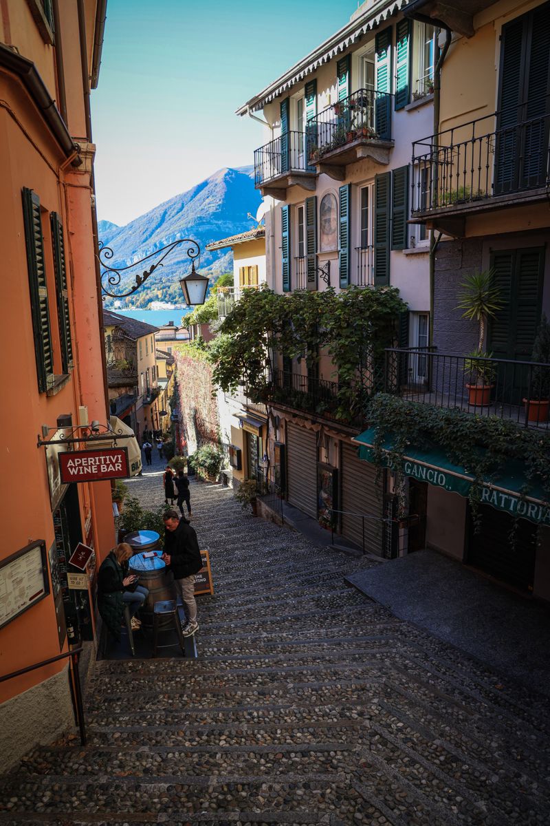 La scalinata del borgo — Gradini di pietra tra ristoranti e case color pastello