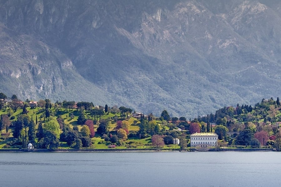 Villa Melzi — Il parco romantico affacciato sul lago ai piedi delle montagne