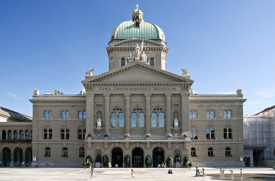 Palazzo federale — La cupola che ospita il parlamento svizzero sopra l'Aare